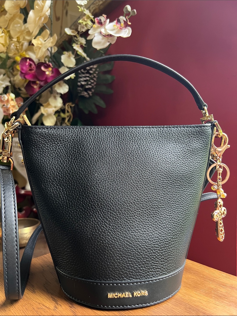 Michael Kors Townsend Small Black Leather Convertible Bucket Crossbody Bag EUC